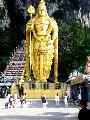 A Batu Cave lpcsje, arany Buddhval