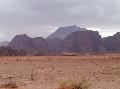 Wadi Rum, tvolban egy havas heggyel