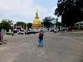 Sztupa az Arany Buddha szobra eltt/Dambulla